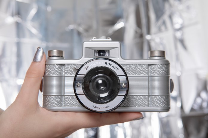 Lomography представила новые версии камер Sprocket Rocket и Lomomatic 110
